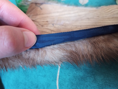 Fur and band stitched together - you cannot see the stitching.